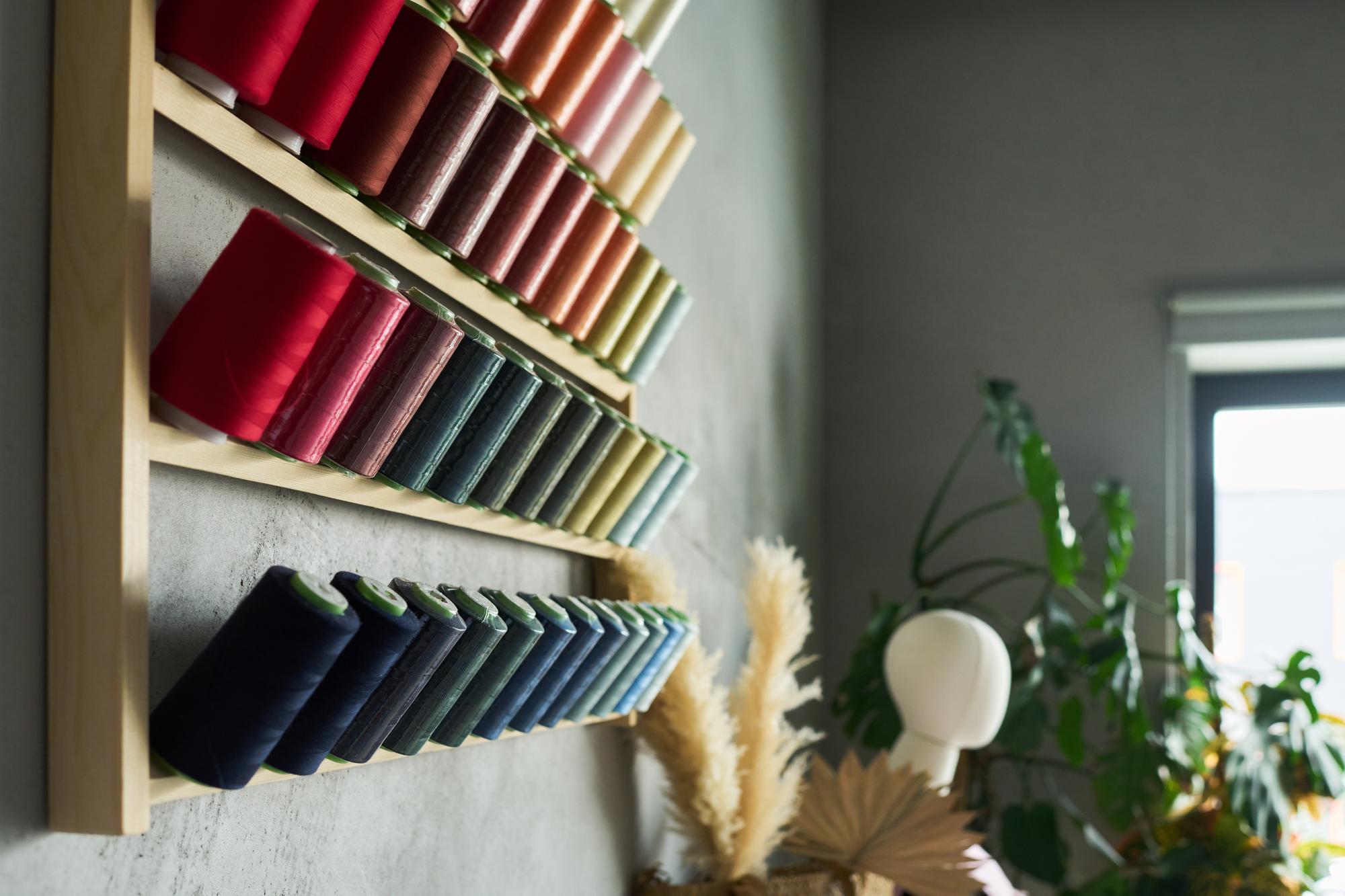 Laboratorio di ricamo boutique con attrezzi e campioni